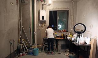 入住毛坯房女孩现状