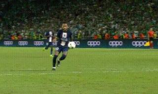 球迷进场抱梅西 球迷进场抱梅西